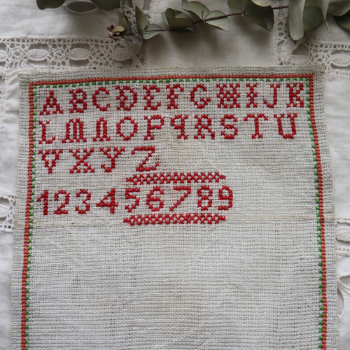 フランス 20㎝ ヴィンテージ アルファベット刺繍サンプラー B664