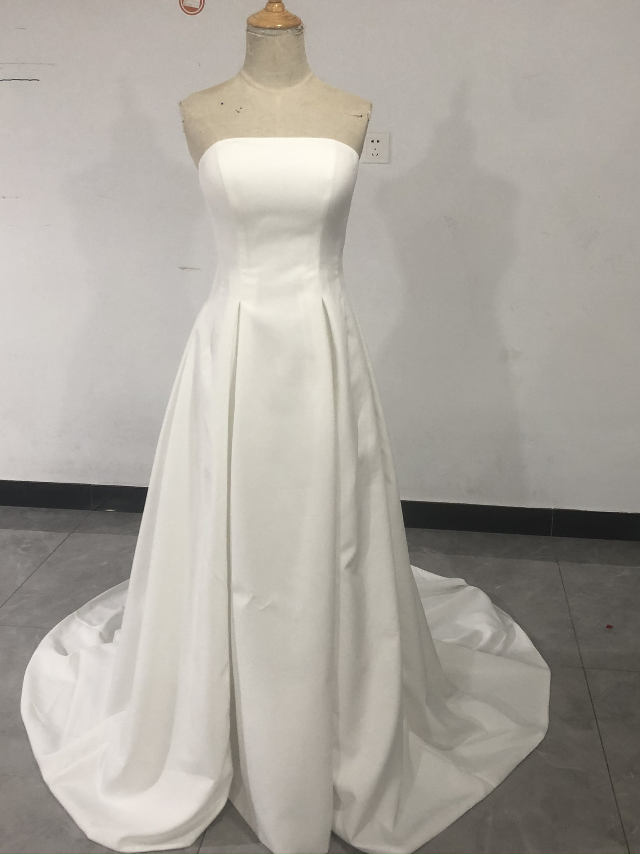 フランス風 ベアトップ ウエディングドレスクレープ生地 華やかな  