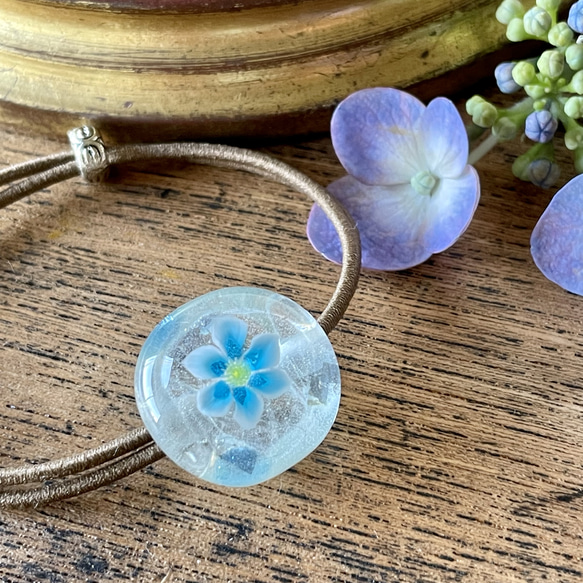 ガラスの ヘアゴム 水色の花ひとつぶ　クリア系+銀箔 2枚目の画像