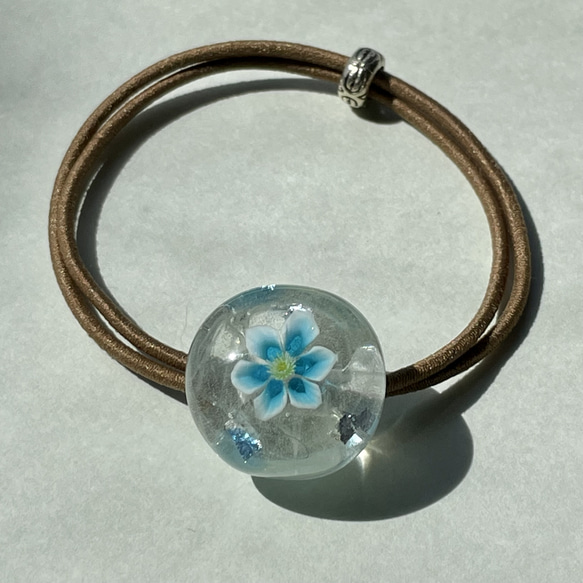 ガラスの ヘアゴム 水色の花ひとつぶ　クリア系+銀箔 5枚目の画像