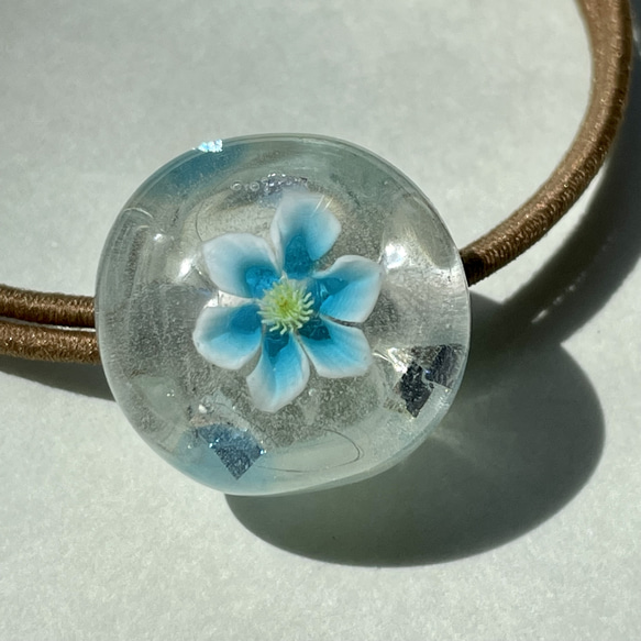 ガラスの ヘアゴム 水色の花ひとつぶ　クリア系+銀箔 1枚目の画像