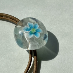 ガラスの ヘアゴム 水色の花ひとつぶ　クリア系+銀箔 6枚目の画像