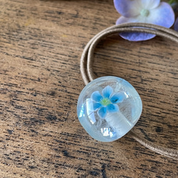 ガラスの ヘアゴム 水色の花ひとつぶ　クリア系+銀箔 3枚目の画像