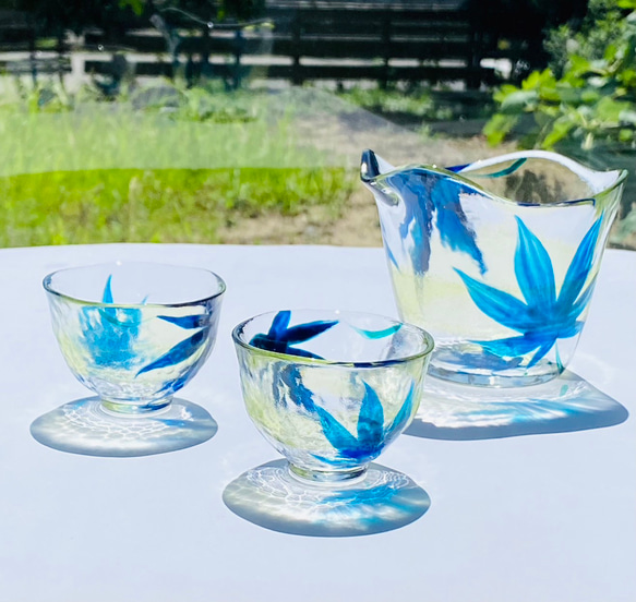 Creema限定【夏季】藍色秋葉耐熱玻璃清酒瓶+豬口配對｜父母禮物、結婚禮物、退休禮物、新房禮物 第3張的照片