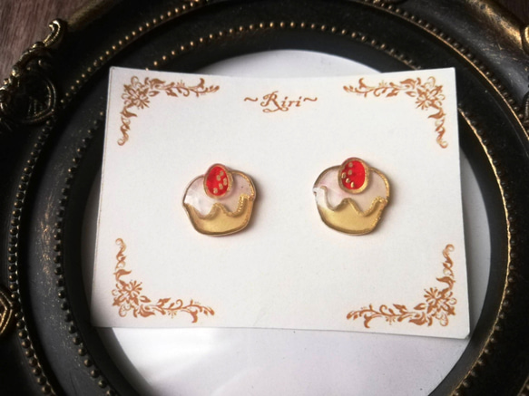ステンドグラス風苺のカップケーキのピアス/イヤリング 5枚目の画像