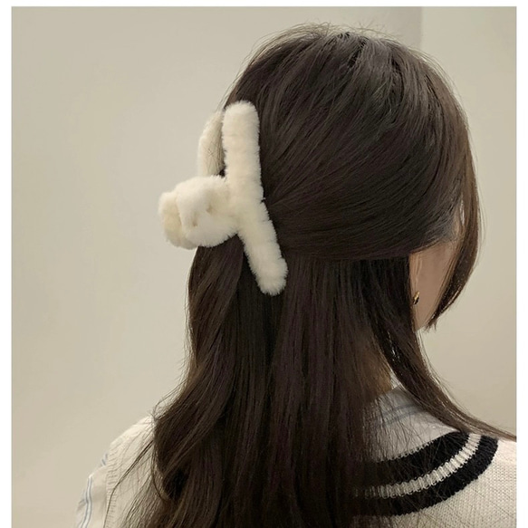 【在庫処分 限定セール￥399】韓国ファッション　ふわふわファーのヘアクリップ　ホワイト　ヘアアクセサリー　-2912 1枚目の画像