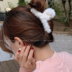 【在庫処分 限定セール￥399】韓国ファッション　ふわふわファーのヘアクリップ　ホワイト　ヘアアクセサリー　-2912 2枚目の画像