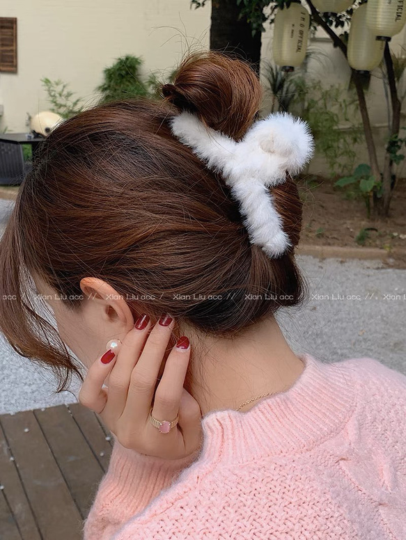 【在庫処分 限定セール￥399】韓国ファッション　ふわふわファーのヘアクリップ　ホワイト　ヘアアクセサリー　-2912 2枚目の画像