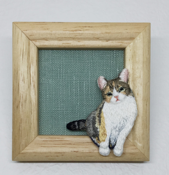 三毛猫の刺繍ブローチ☆手刺繍 3枚目の画像