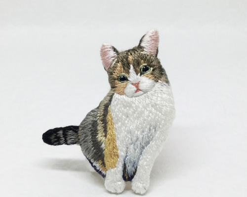 美品 つまみ簪作家 HIMEKO 猫 三毛猫 ブローチ - メルカリ