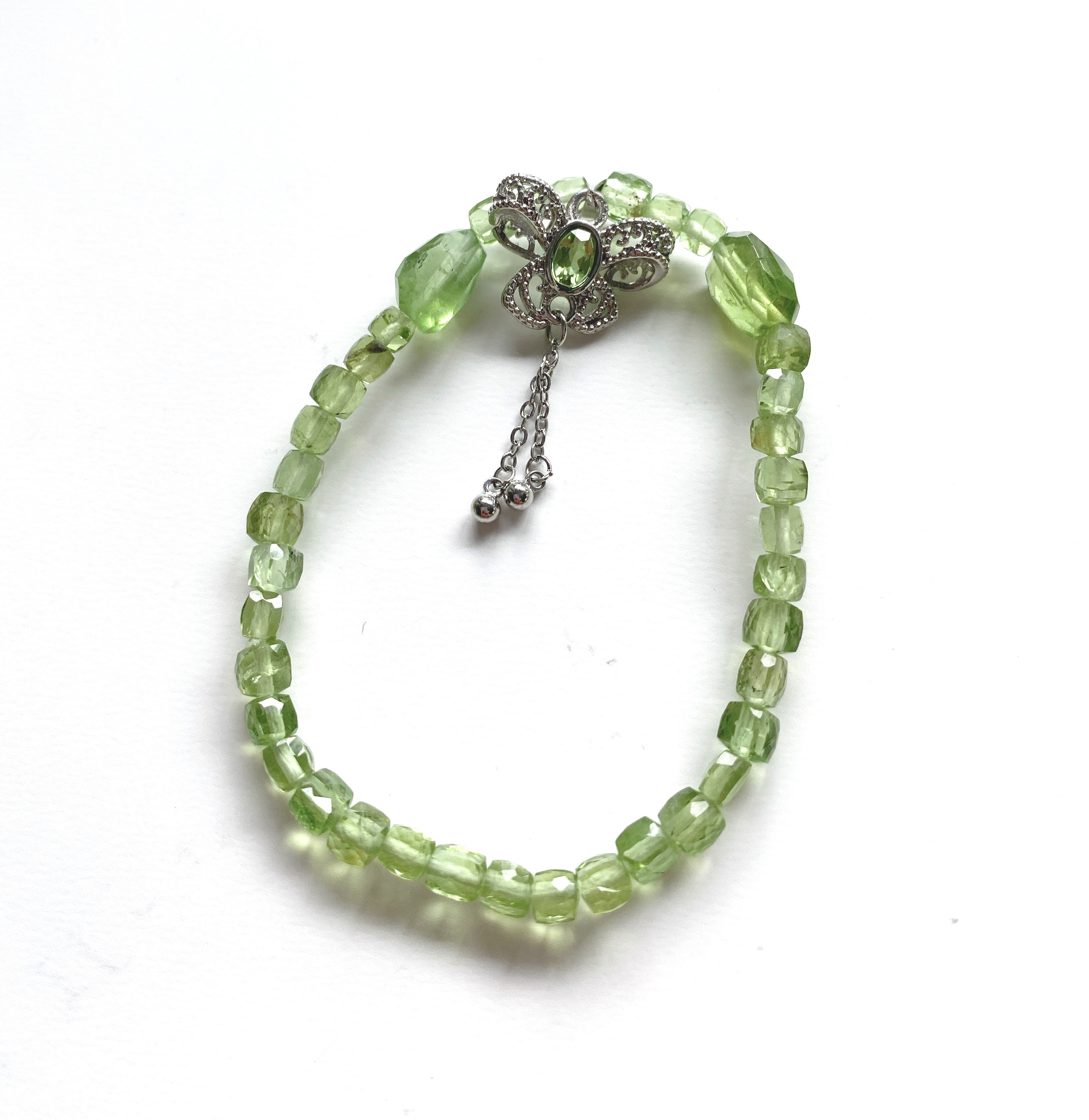 【7-164】ペリドットと揺れる蝶々のブレスレット