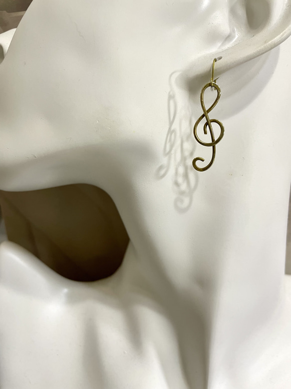 ト音記号と八分音符のピアス 3枚目の画像