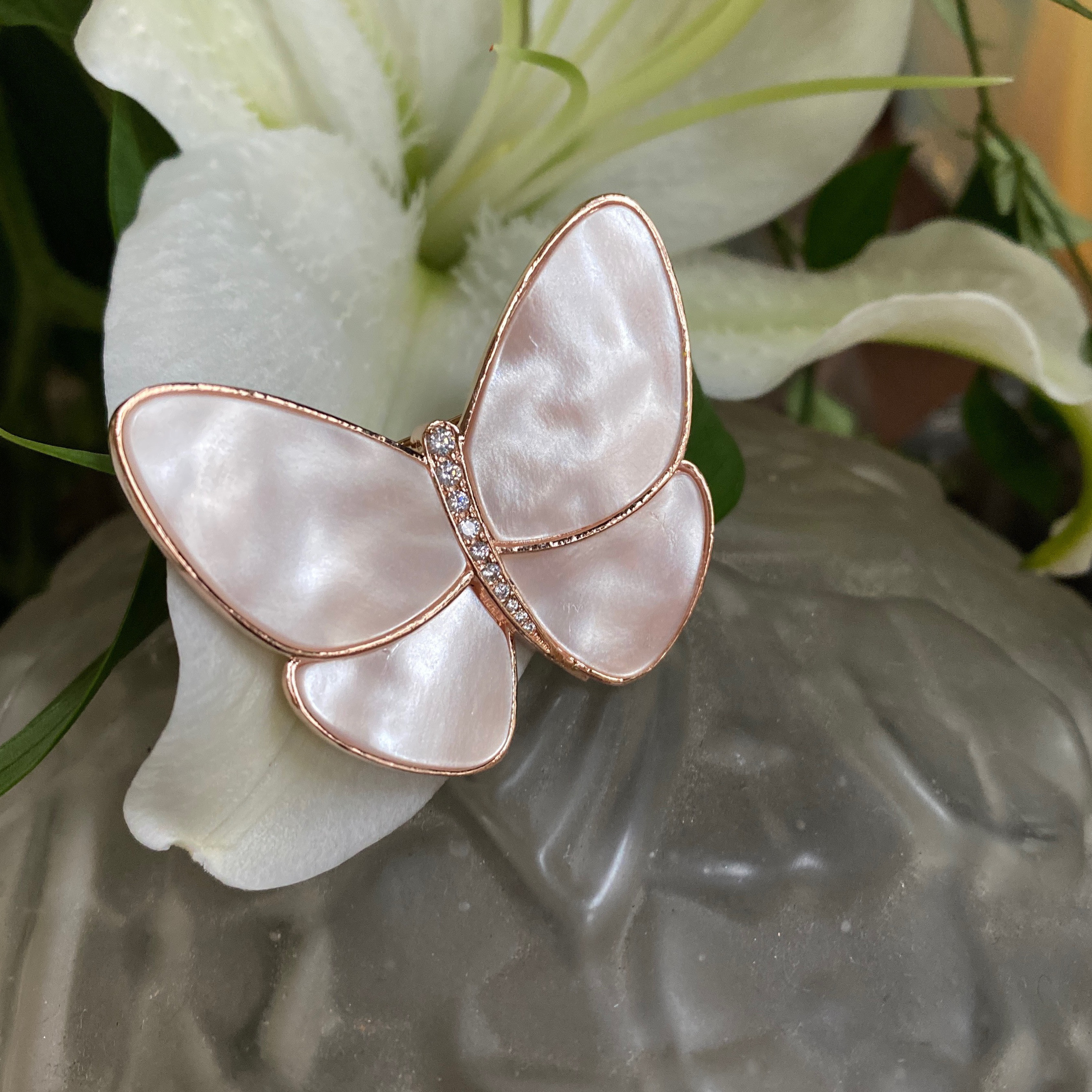 シェルの蝶がとても可愛いブローチ