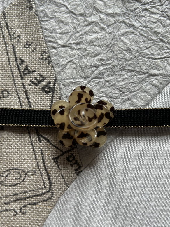 小粋なレオパード柄のお花の帯留め「フラワー・サヴァナ」 6枚目の画像