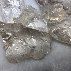 アーカンソー州産ラフロック水晶ライトスモーキー 100g ② 11枚目の画像