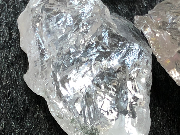 アーカンソー州産ラフロック水晶ライトスモーキー 100g ② 4枚目の画像