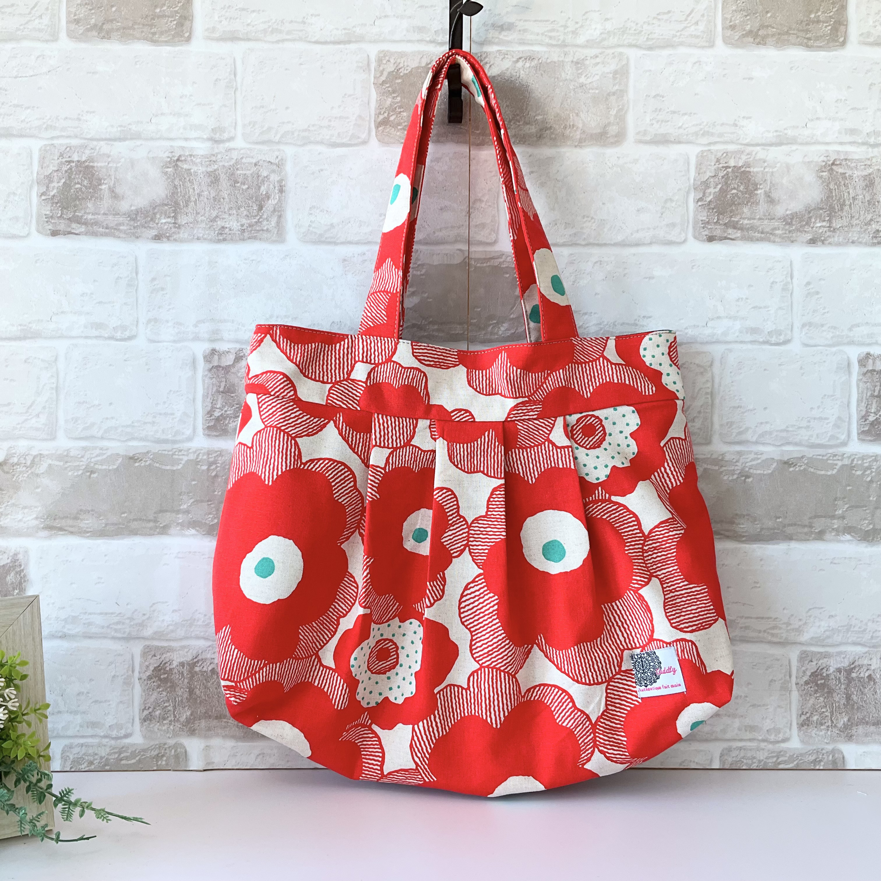【ファスナー付きMサイズ】北欧大花柄　綿麻グラニーバッグ　レッド ＜通勤バッグにオススメサイズ！＞