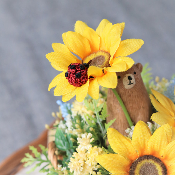 再販　夏のお花畑　ひまわりとクマさんのかごアレンジ　【お誕生日/結婚祝い/退職祝い/お祝い】ギフトにおすすめ♪　 3枚目の画像