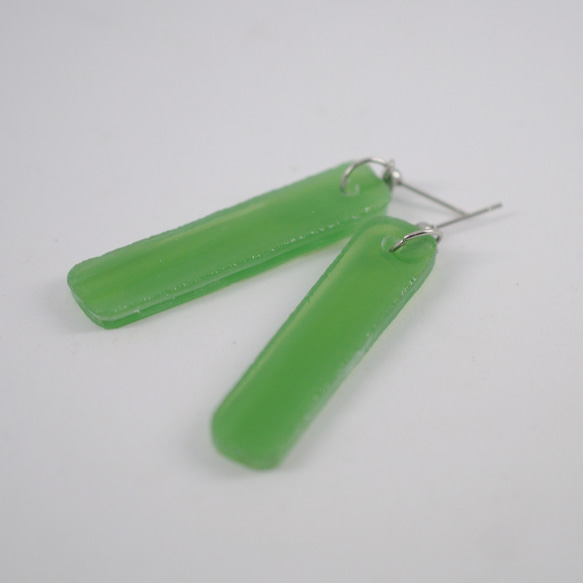 新緑グリーンのピアス（イヤリング変更可）　ステンドグラス　金属アレルギー対応　ガラス 3枚目の画像