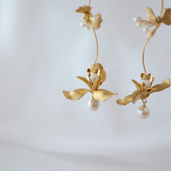 お花ピアス 淡水パールピアス 真鍮アクセサリー ブライダルピアス/Floating flower 1枚目の画像