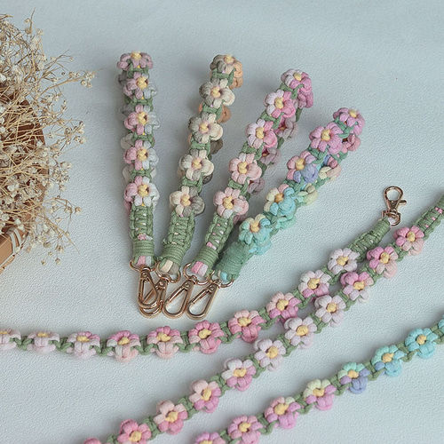 色のグラデーシ 菊の花手編み手に持てる短いストラップ☆スマホ