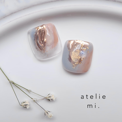 くすみブルー×ゴールドのニュアンスフットネイルチップ フットネイル  