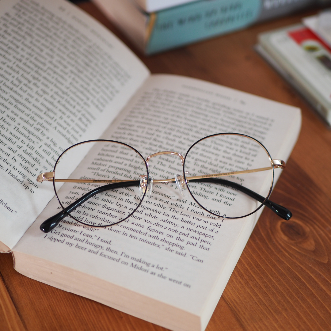 繊細な細フレームとクラシカルなラウンド型｜β-チタン｜ブラック×ゴールド