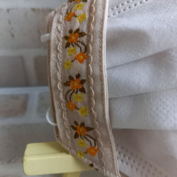 不織布マスクカバー（チロリアンテープ黄色花） 2枚目の画像