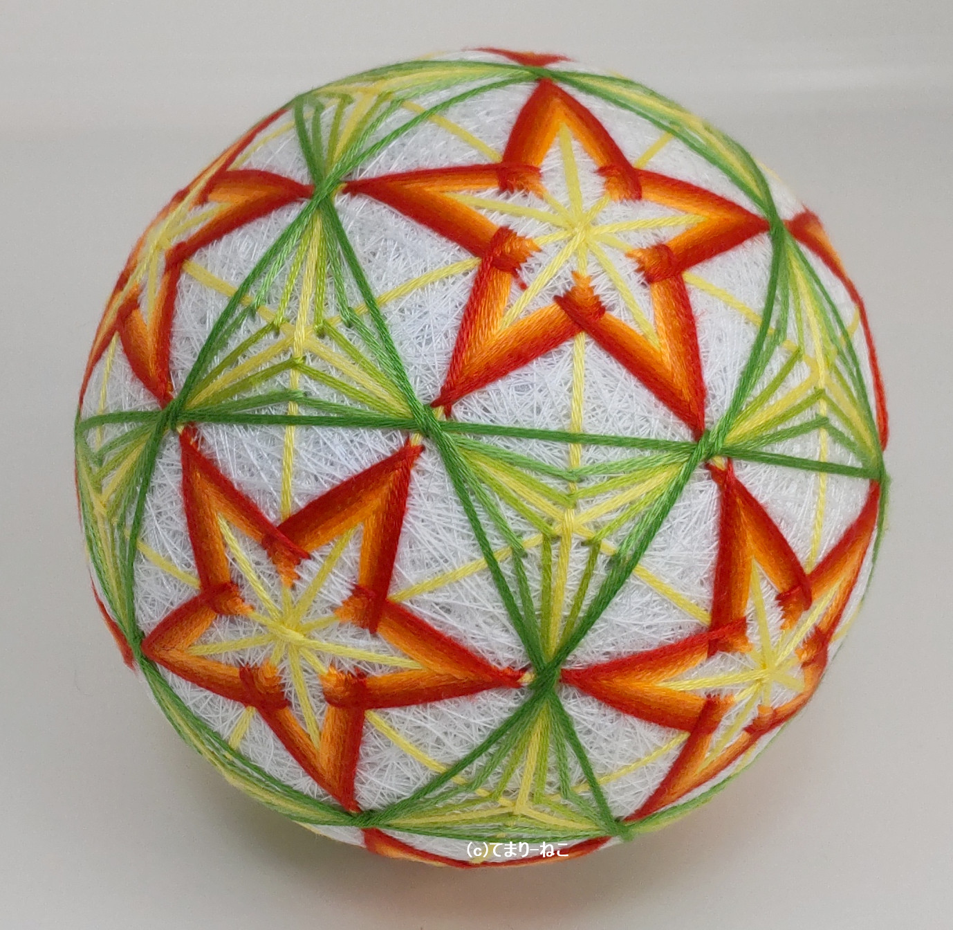 手毬猫の店 てまり「星と三角」白地紅葉10cm 手まり 手毬 手鞠 四季の飾り物