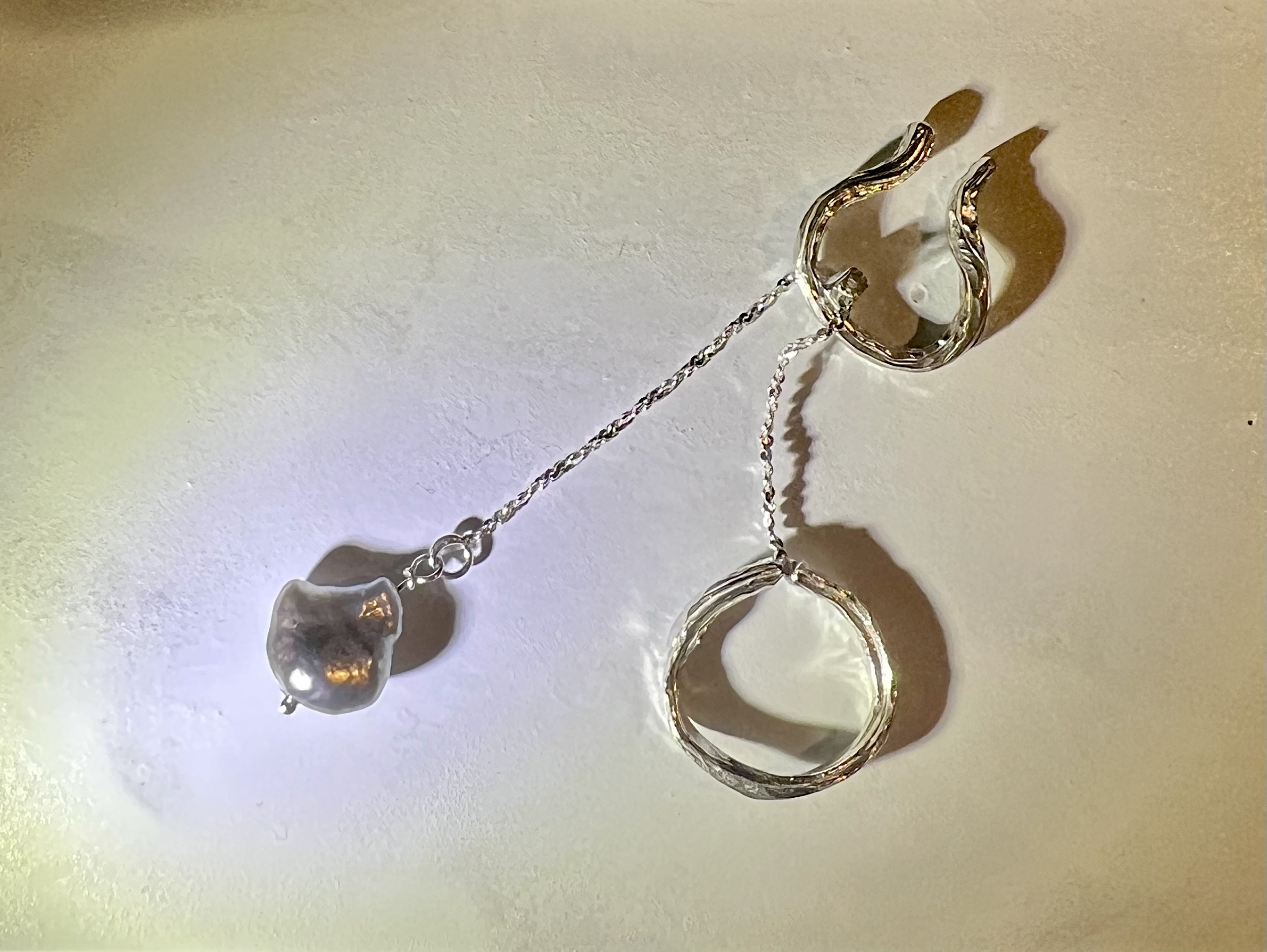 Eye of Storm_アジャストチェーン　イヤーカフ　ブラックバロックパール