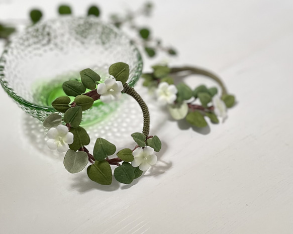 布花健康アップの植物、ワイヤープランツとかすみ草のリースブローチ 1枚目の画像