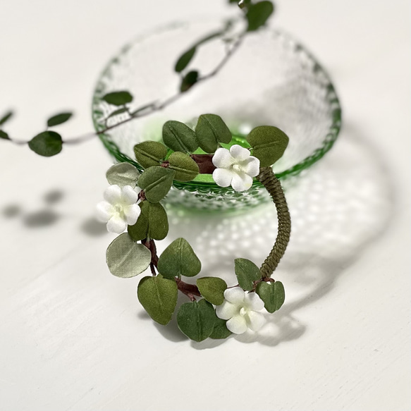 布花健康アップの植物、ワイヤープランツとかすみ草のリースブローチ 2枚目の画像