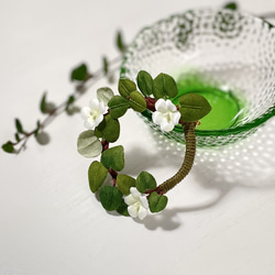 布花健康アップの植物、ワイヤープランツとかすみ草のリースブローチ 4枚目の画像