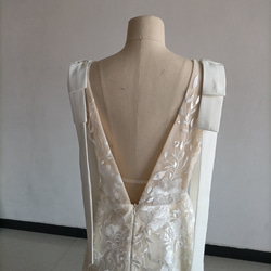 V領連衣裙全蕾絲淺香檳色婚紗古典可拆卸絲帶夢幻禮服 第5張的照片