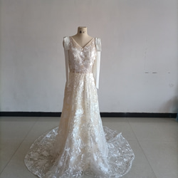 V領連衣裙全蕾絲淺香檳色婚紗古典可拆卸絲帶夢幻禮服 第1張的照片