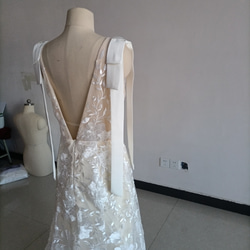 V領連衣裙全蕾絲淺香檳色婚紗古典可拆卸絲帶夢幻禮服 第6張的照片