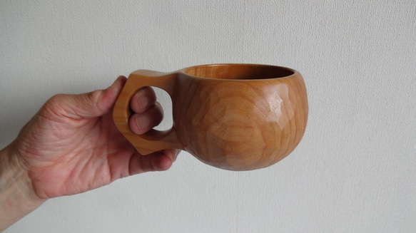 　ミズメ桜の一木彫りコーヒーカップ. 3枚目の画像