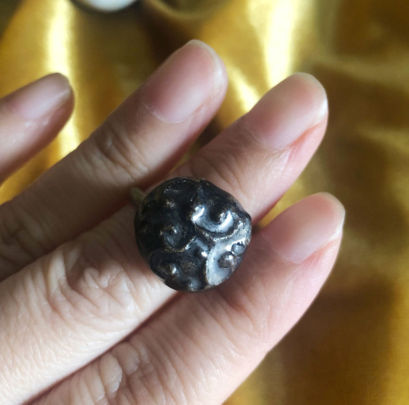 陶器でできた黒の唐草紋様の指輪（1） 1枚目の画像