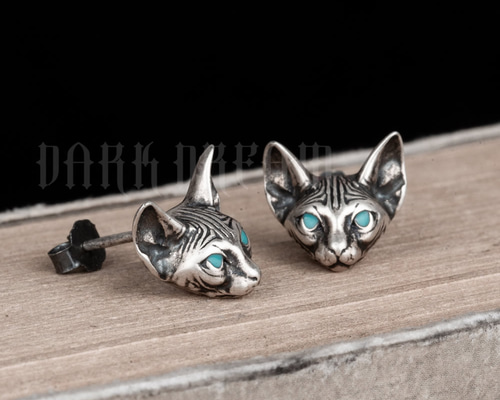 シルバースフィンクス猫ピアス　かわいい　おしゃれ　個性的　カジュアル　新品　青目 ネコピアス シルバー925 猫 キャット スタッドピアス