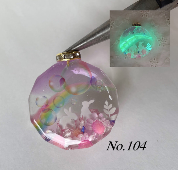 展示用/レジン/秋の窓辺のうさぎ 銀杏 蓄光 オルゴナイトネックレス