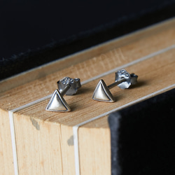 全体S925純銀 極小な三角形ジオメトリーのピアス 3枚目の画像