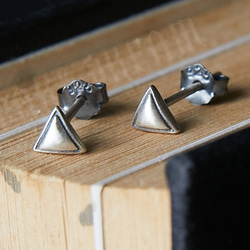 全体S925純銀 極小な三角形ジオメトリーのピアス 1枚目の画像