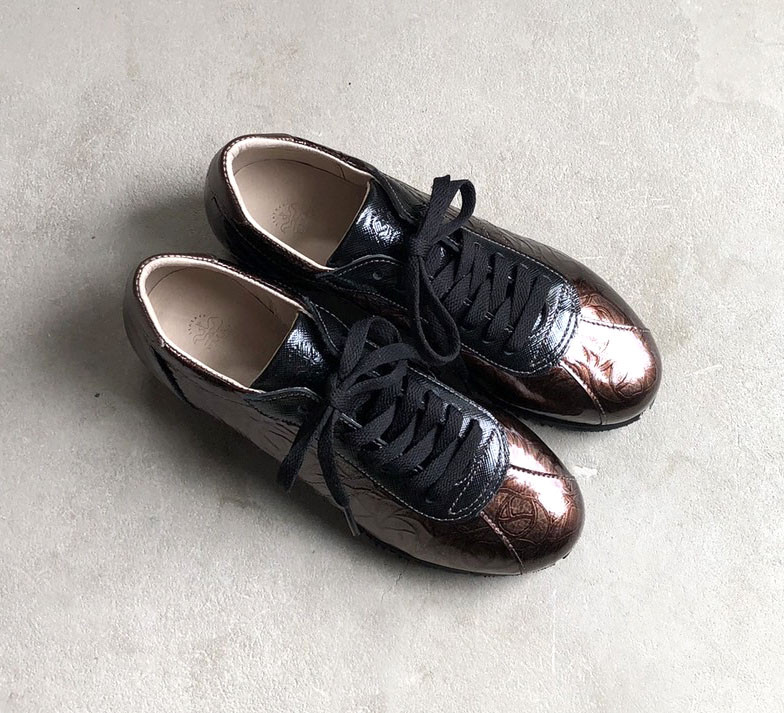 【花柄レザー】クラシックなデザインと本革の上質感！EMAのスニーカー/エナメルフラワー×ダークブラウン