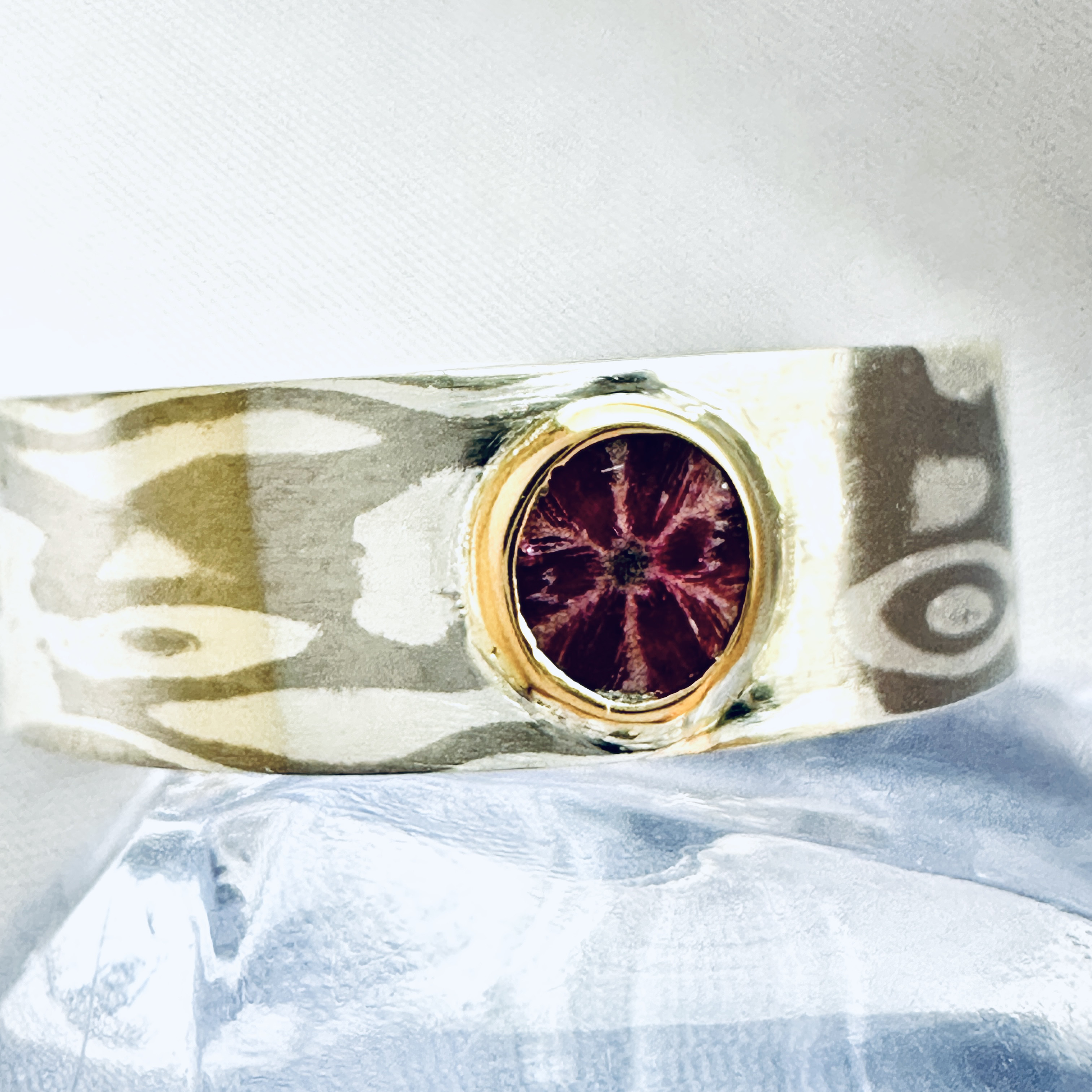 シルバーリング/K18石付き 木目金 トラピッチェルビー|石彩-木目金・高級シルバーリング