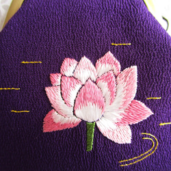 日本刺繍 蓮の花＊絹のがま口小銭入れ・キーケース◆紫色◆刺繍 手刺繍  伝統工芸 ギフト 3枚目の画像