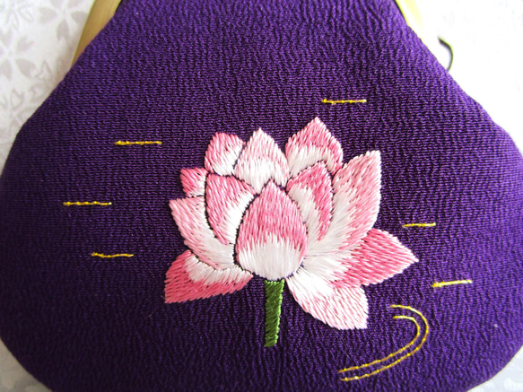 日本刺繍 蓮の花＊絹のがま口小銭入れ・キーケース◆紫色◆刺繍 手刺繍  伝統工芸 ギフト 3枚目の画像