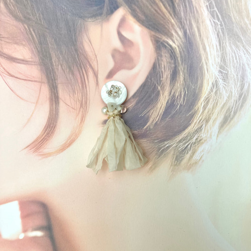 SALE/シフォンタッセルシェルピアス／イアリング（オフホワイト 