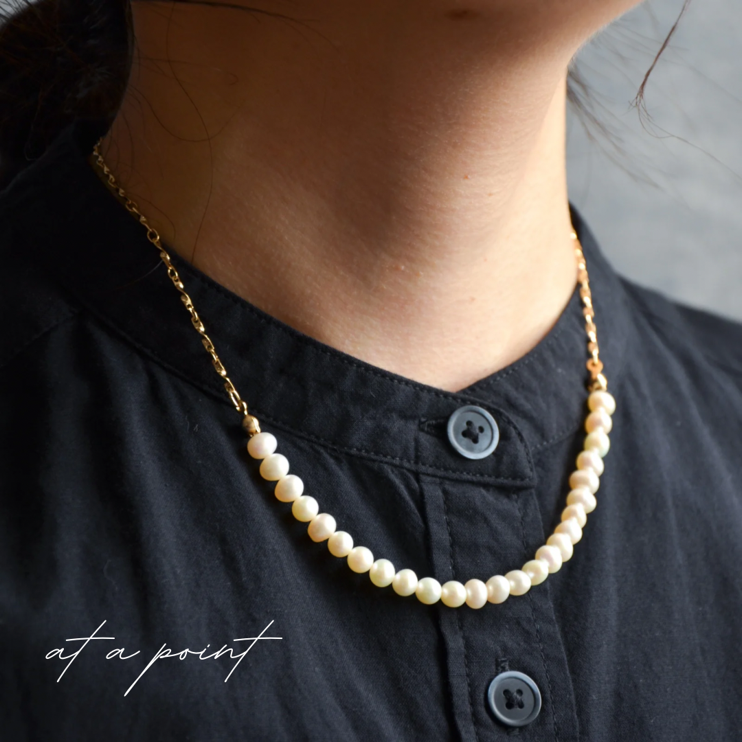 やわらかな光沢の淡水パールと真鍮ネックレス（アジャスター付）