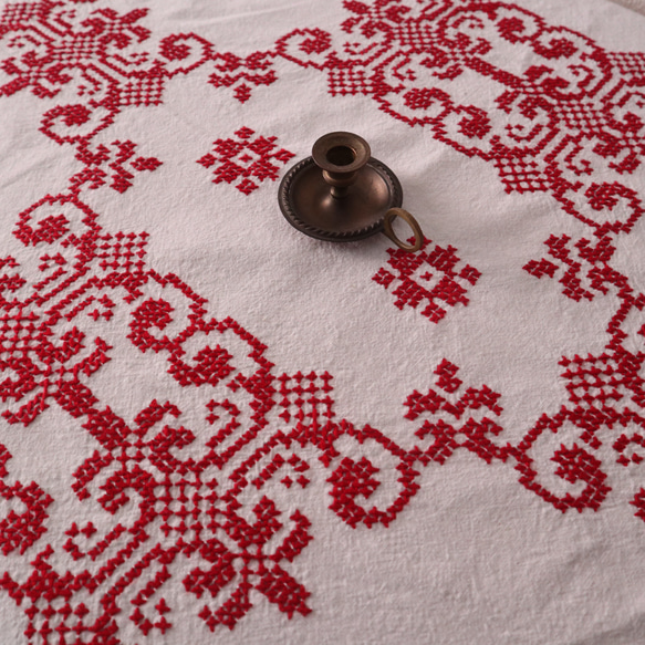 フランスの手仕事/大判生地にフォークロアな赤糸手刺繍 　テーブルクロス (ヴィンテージ リメイク生地） 4枚目の画像