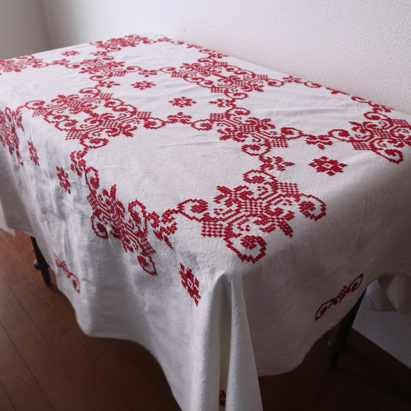 フランスの手仕事/大判生地にフォークロアな赤糸手刺繍 　テーブルクロス (ヴィンテージ リメイク生地） 2枚目の画像